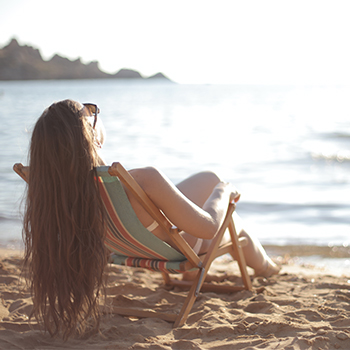 vignette meilleurs podcasts femme a la plage