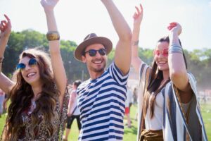 Bande d'amis à un festival